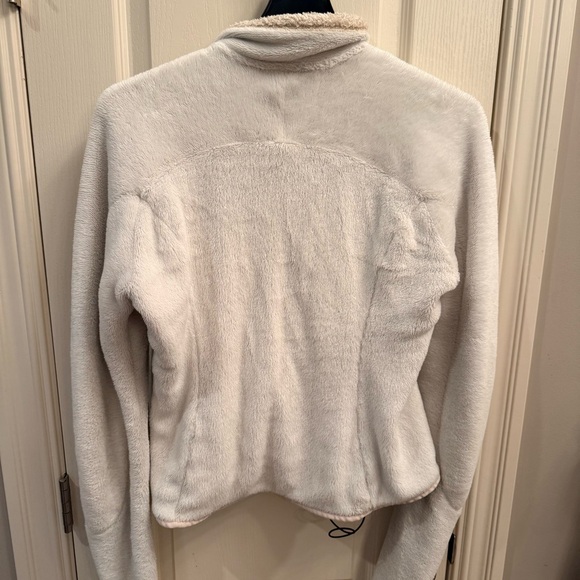Patagonia Women's R4 Off-White Teddy Jacket. Size Medium - Picture 4 of 5